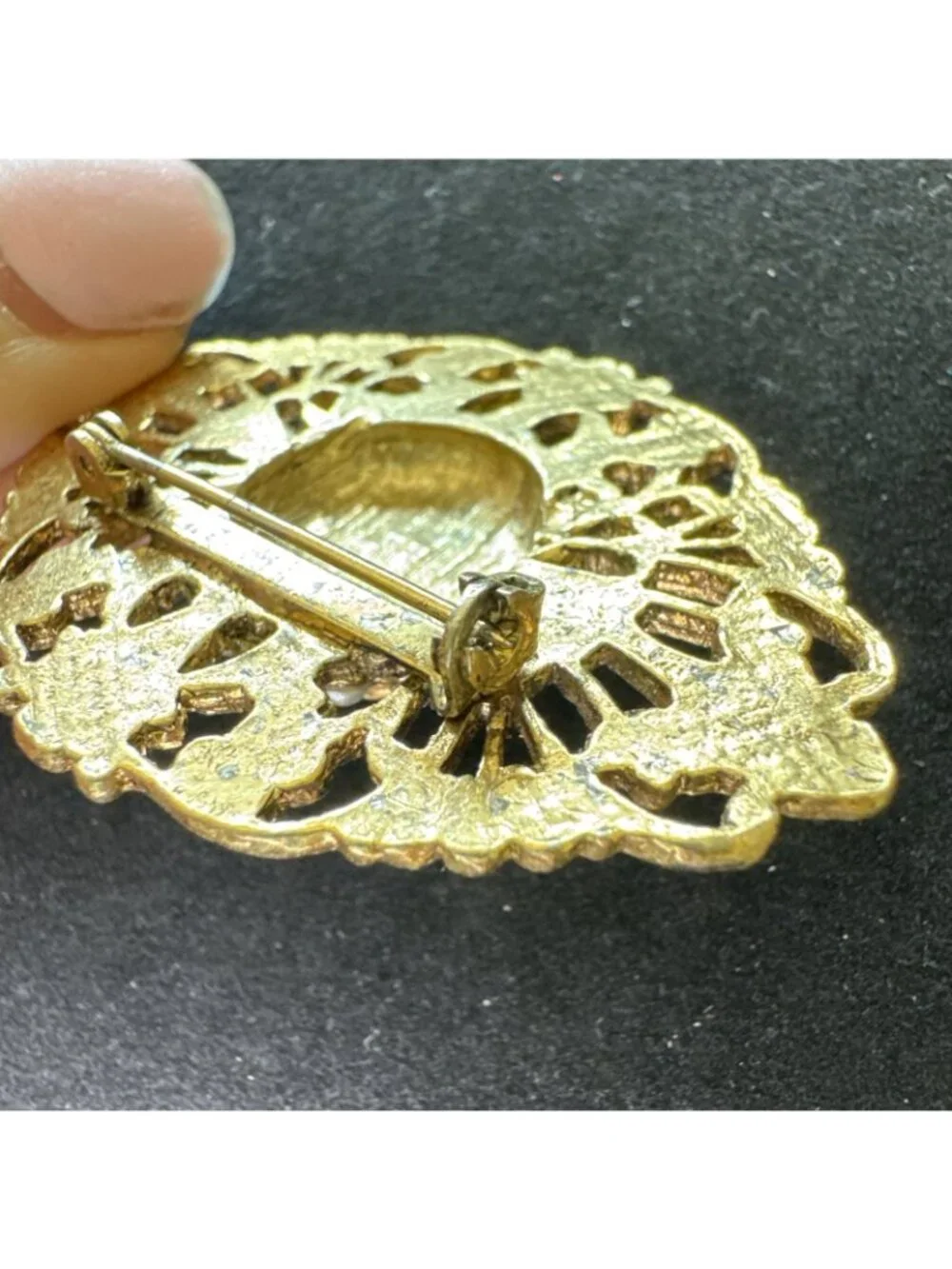 Vtg Gold-Tone Brooch Blue Faceted Glass Stone Faux Pearl Accents Floral Filigree